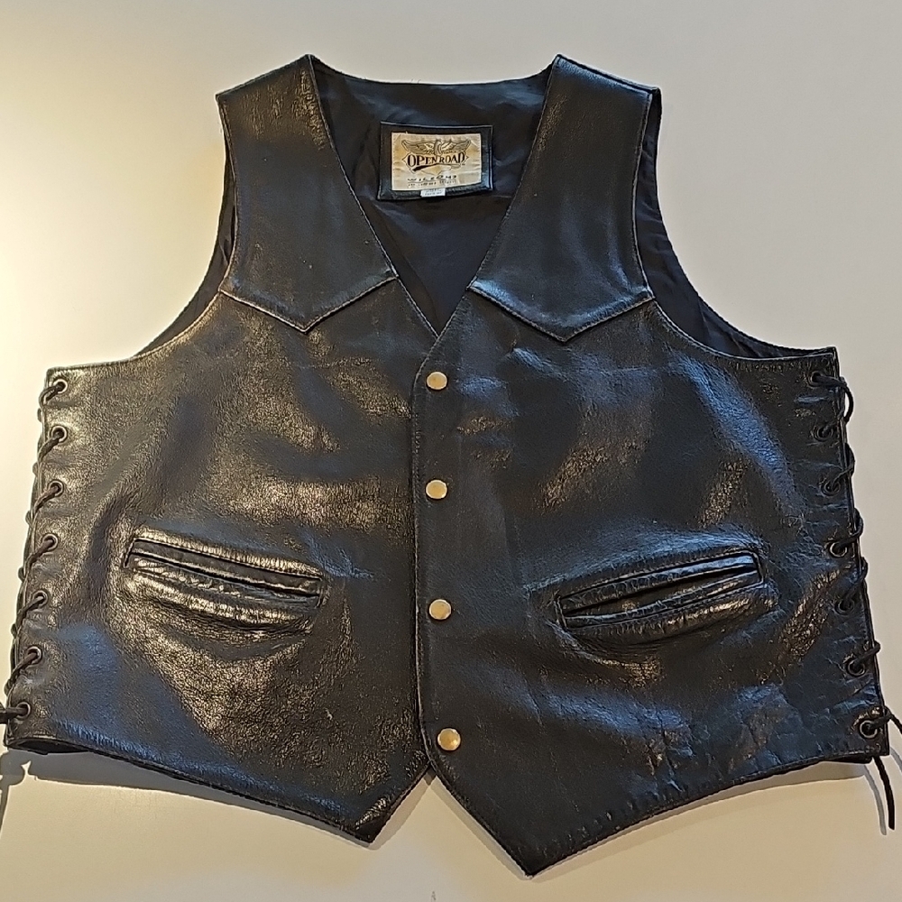 Wilson Black and Gold Vest with Sleek Design